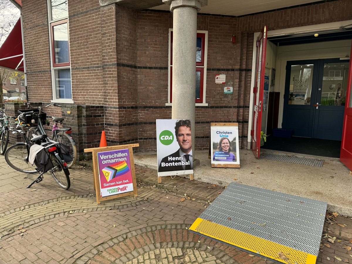 De stem is weer uitgebracht in Abcoude. Dit keer op <a href="/Lisawesterveld/">Lisa Westerveld 🟥</a>! 

Met voor het stembureau nog een paar laatste verkiezingsborden. Een Ronde Veense traditie. 

Verschillen omarmen, samen kan het! ❤️💚