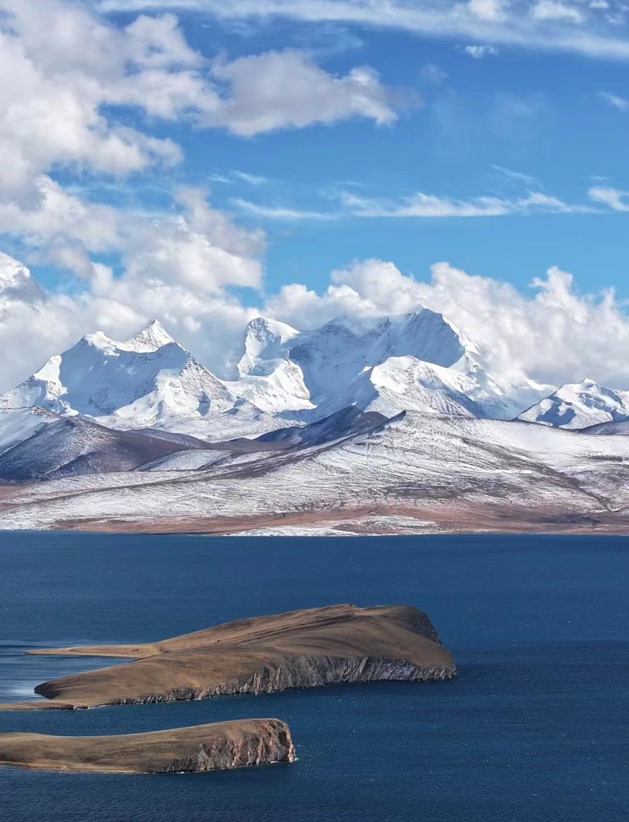 zvsy33's tweet photo. 📍西藏羊湖 | 西藏没有海，但收集了世上所有的蓝。
Tibet Sheep Lake | Tibet has no sea, but it collects all the blue in the world. https://t.co/T2As5Ko2fe