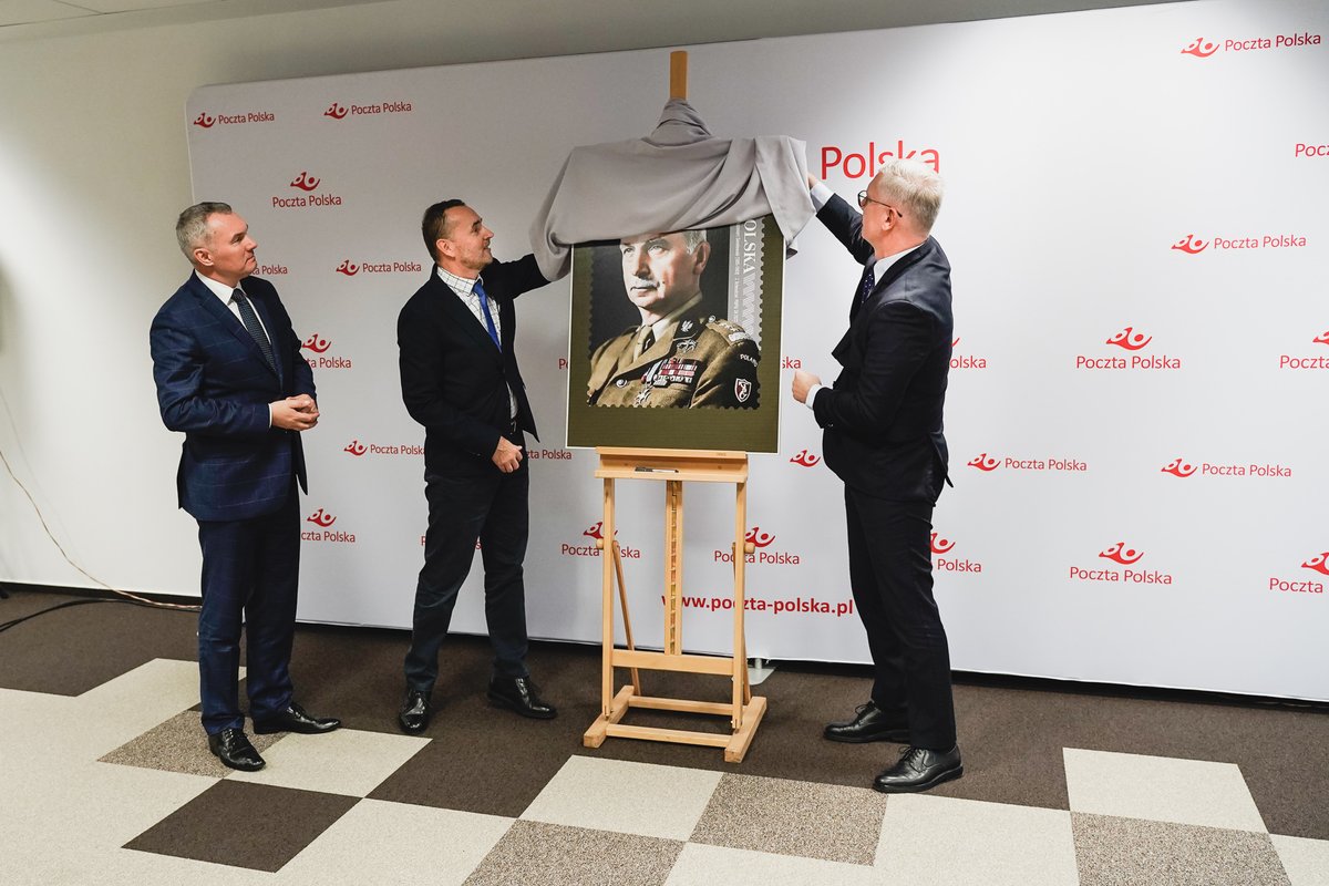 WBH_2016's tweet photo. Dziś odbyła się uroczysta prezentacja znaczka "Gen. Kazimierz #Sosnkowski (1885-1969)". Uroczystości towarzyszyła wystawa poświęcona generałowi przygotowana przez @WBH_2016. W wydarzeniu uczestniczyło kierownictwo WBH i @PocztaPolska na czele z prezesem PP Krzysztofem #Falkowski. https://t.co/cpJt7OQosm