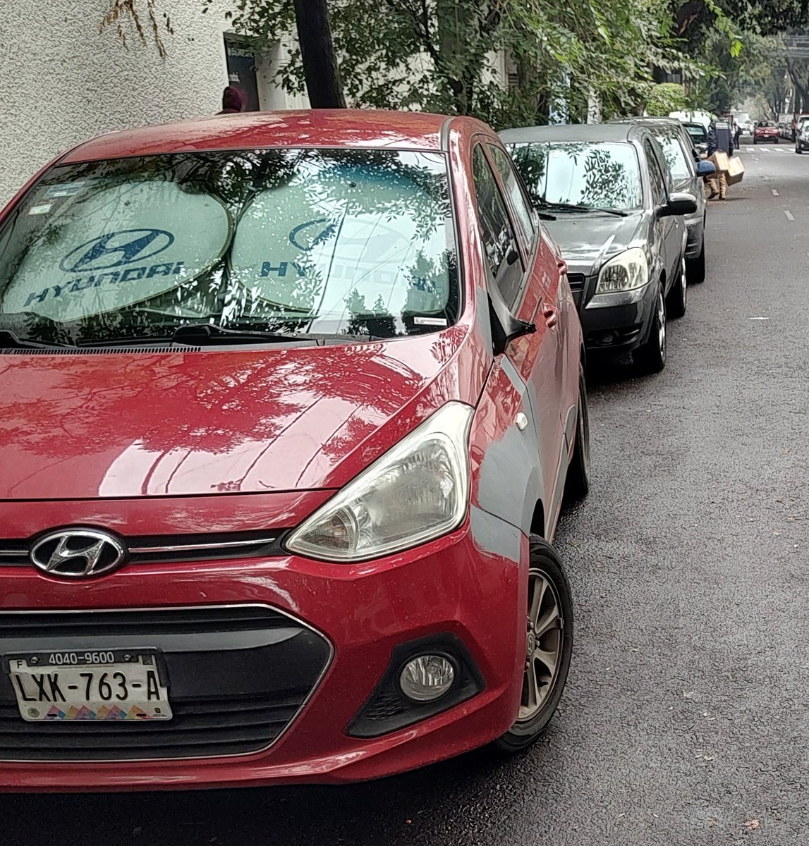 gusfima947's tweet photo. La calle comercio secuestrada por @HyundaiMotorMex, tu personal de seguridad privada, apartando lugares sobre la calle @UCS_GCDMX @SSC_CDMX @PabloVazC https://t.co/P77V6FvCOx