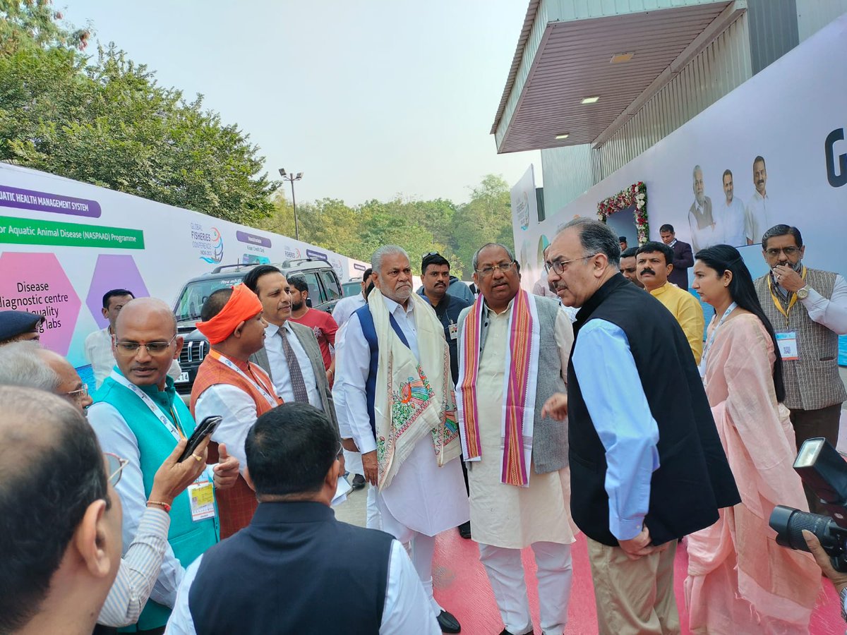 FDepar2's tweet photo. Dr. Sanjay Kumar Nishad, hon'ble cabinet minister and Dr. Rajneesh Dubey, Addl. Chief Secretary, Fisheries has an interaction with Hon'ble Minister, Fisheries GOI and Secretary Fisheries, GOI during innaugral session of GFC-2023. @FisheriesGoI @nfdbindia https://t.co/FjhiIqfjUo