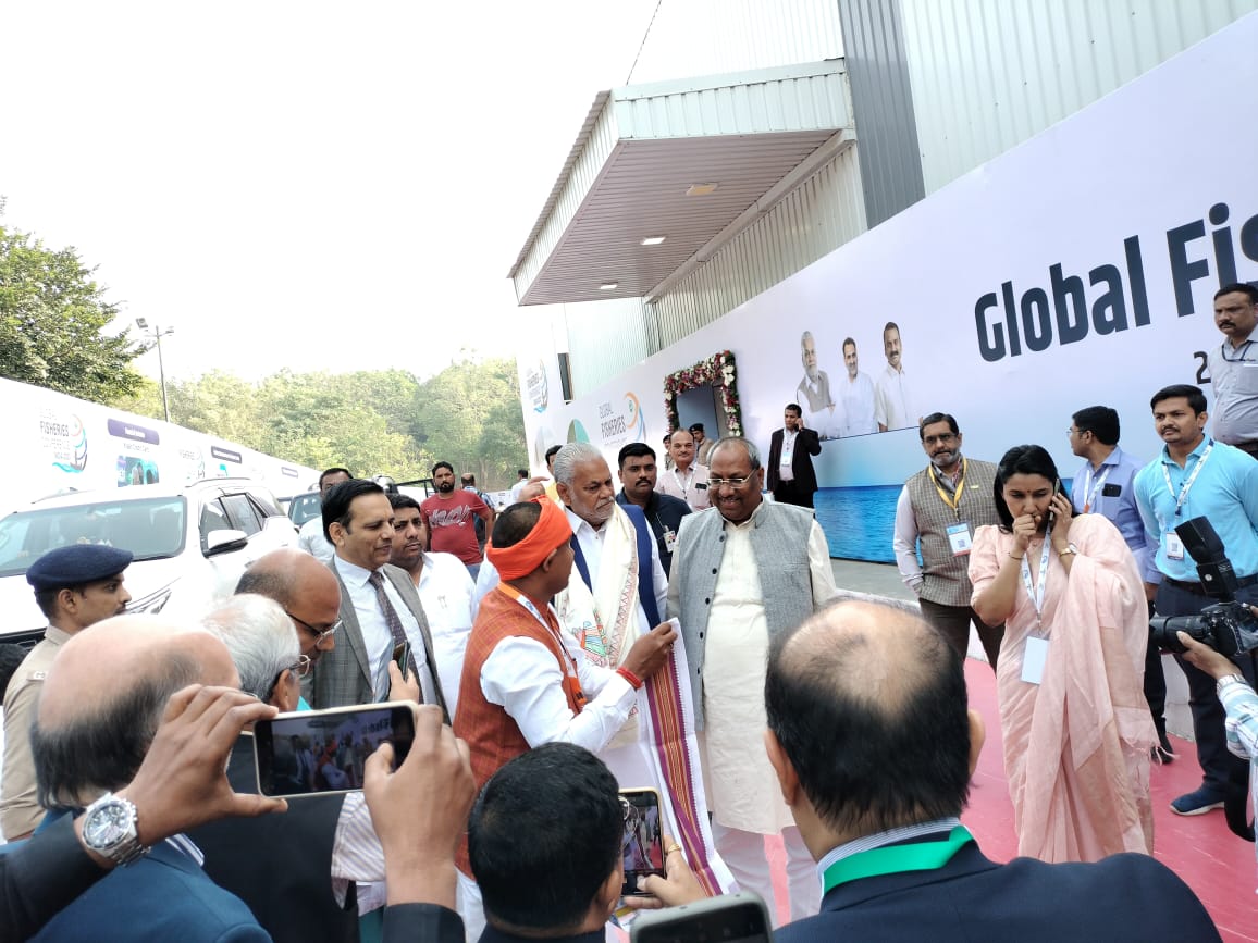 FDepar2's tweet photo. Dr. Sanjay Kumar Nishad, hon'ble cabinet minister and Dr. Rajneesh Dubey, Addl. Chief Secretary, Fisheries has an interaction with Hon'ble Minister, Fisheries GOI and Secretary Fisheries, GOI during innaugral session of GFC-2023. @FisheriesGoI @nfdbindia https://t.co/FjhiIqfjUo