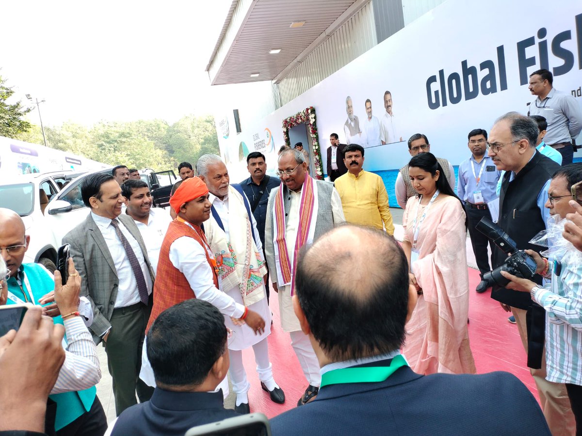 Dr. Sanjay Kumar Nishad, hon'ble cabinet minister and Dr. Rajneesh Dubey, Addl. Chief Secretary, Fisheries has an interaction with Hon'ble Minister, Fisheries GOI and Secretary Fisheries, GOI during innaugral session of GFC-2023. <a href="/FisheriesGoI/">Department of Fisheries, Min of FAH&D</a> @nfdbindia