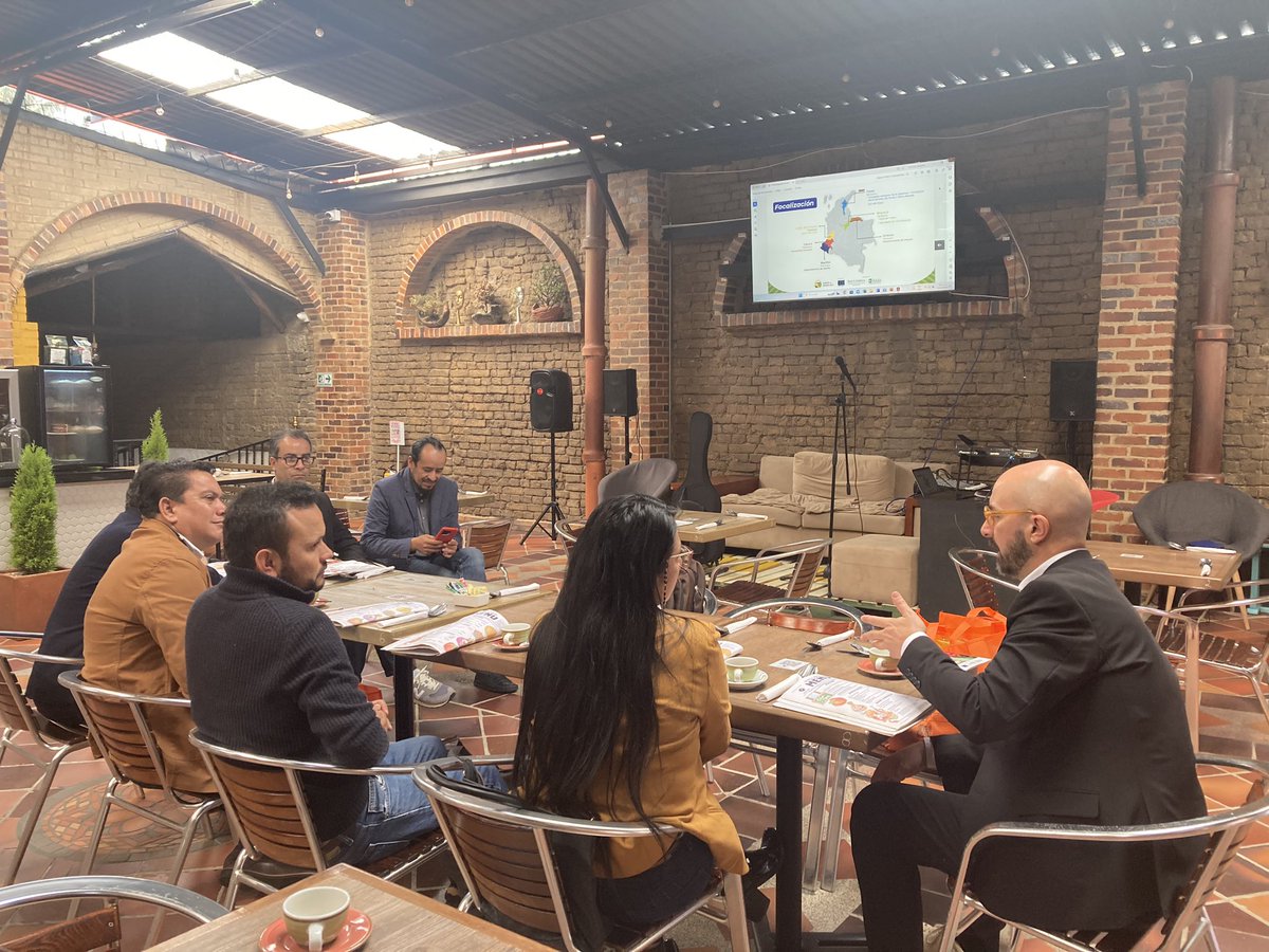 RedAdelco's tweet photo. Hoy estamos con @MenghiniEU Jefe de Cooperación de la @UEenColombia y @yamilabdala oficial de Cooperación, junto con Gerentes de ADEL, socializando avances, logros y resultados del proyecto #ComercioConIdentidadLocal y la estrategia comercial #Terranía #ConLaSociedadCivil 🇪🇺🇨🇴 https://t.co/qiVMFHqGaz