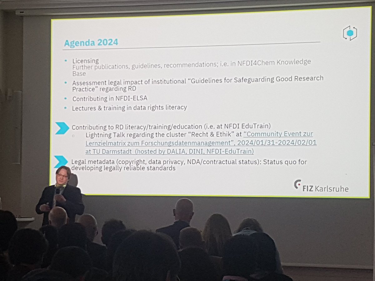Unser #TA6-Sprecher @okoepler präsentiert beim 4.0 Consortium Meeting heute, an was wir - der Forschungsbereich #Immaterialgüterrechte <a href="/FIZKarlsruhe/">FIZ Karlsruhe</a> - im Jahr 2023 bei <a href="/NFDI4Chem/">NFDI4Chem</a> gearbeitet haben und was wir in 2024 vorhaben.