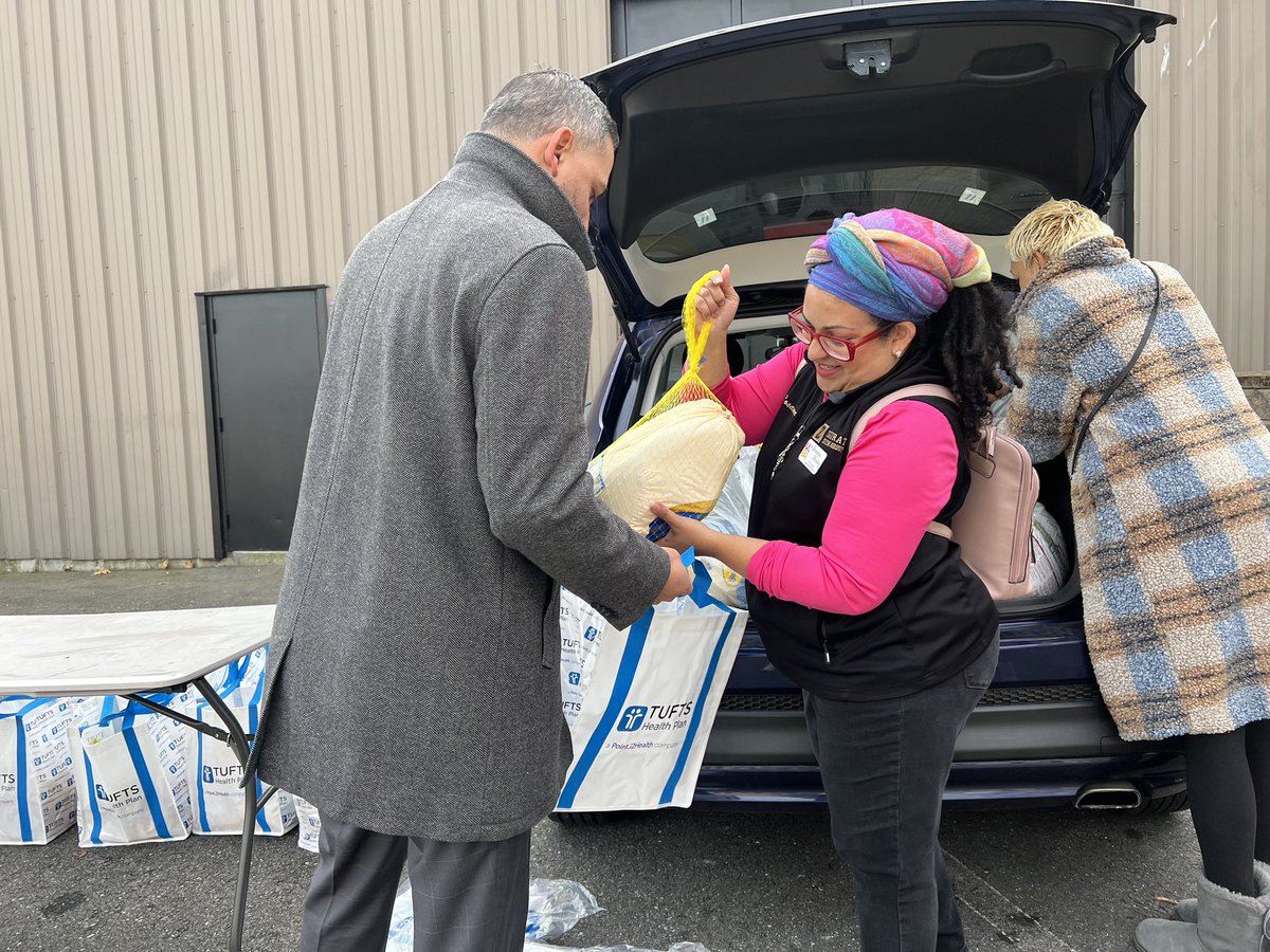 CM_Batista's tweet photo. We are so fortunate to have an organization like El Buen Samaritano and leaders like Executive Director Mari Gonzalez in Worcester. It was my pleasure to join them for their Thanksgiving Food Distribution event, bringing the community together in the spirit of giving &amp; gratitude https://t.co/hhYGwSbUhU