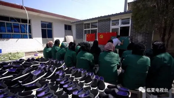 #China is significantly reducing the number of mosques in Ningxia and Gansu provinces under its “mosque consolidation” policy, in violation of the right to freedom of religion.  

Read all about it in today's Daily Brief: trib.al/h9LItXw