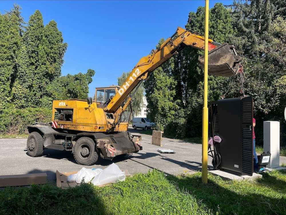 slovakevguy's tweet photo. Nová 150 kW stanica #Alpitronic v Humennom na ďalekom východe 🇸🇰 Je síce súkromná pre firmu #Chemes, ale aj tak sa z nej teším. Aspoň zamestnanci budú mať možnosť sa zoznámiť . Na východe je málo UFC nabíjačiek. Dodala/nainštalovala firma @ChargeUpCZ , good job!

#Humenné #svk https://t.co/0C2b2WhXVa