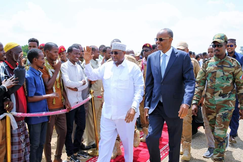 Madaxweynaha Dowladda Koonfur Galbeed Mudane Cabdicasiis Xasan Maxamed Laftagareen ayaa Maanta Garoonka Dayuuradaha Magaalada Baydhabo ku soo dhoweeyey wafdi uu hogaaminayey Gudoomiyaha Golaha Shacabka JFS Mudane Sheekh Aadan Maxamed Nuur Madoobe.