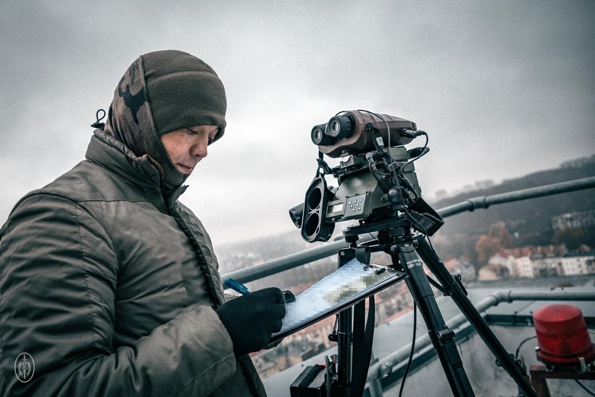 17WBZ's tweet image. #ForwardObserver 👁️
24 listopada kończy się trzytygodniowy kurs wysuniętych obserwatorów prowadzony przez specjalistów z #17WBZ.
W XII edycji udział bierze 17 żołnierzy z podległych pod „Czarną Dywizję” jednostek wojskowych.

🌐 Więcej: wojsko-polskie.pl/17bz/articles/…