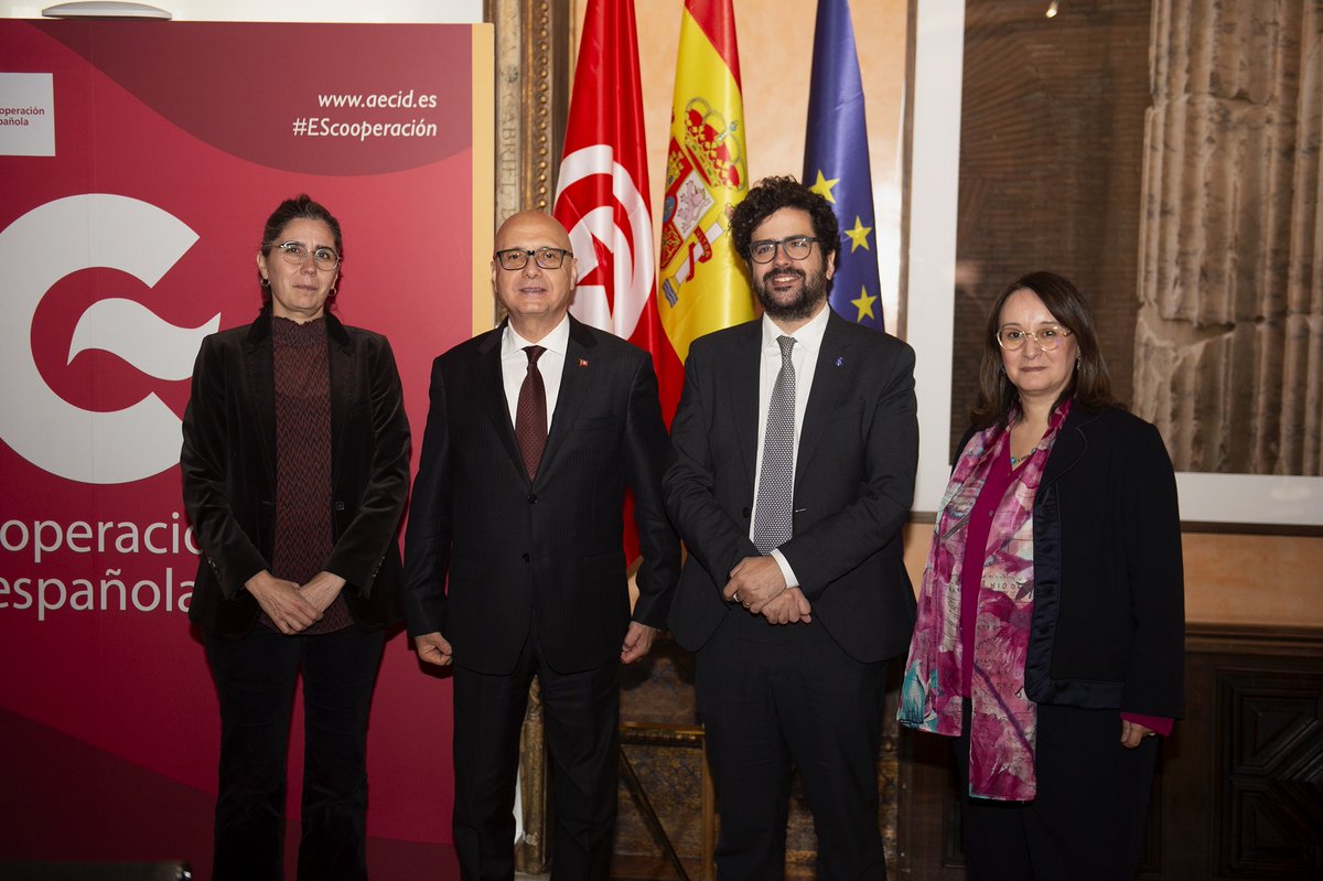 anton_leis's tweet photo. Reunión en @AECID_es con Abdelmonaam Belaati, Ministro de agricultura y recursos hídricos de Túnez🇹🇳

Hemos hablado sobre cómo reforzar nuestra cooperación bilateral en ámbitos estratégicos como la agricultura resiliente, la gestión sostenible del agua y la adaptación climática https://t.co/wDnN2TDOqH