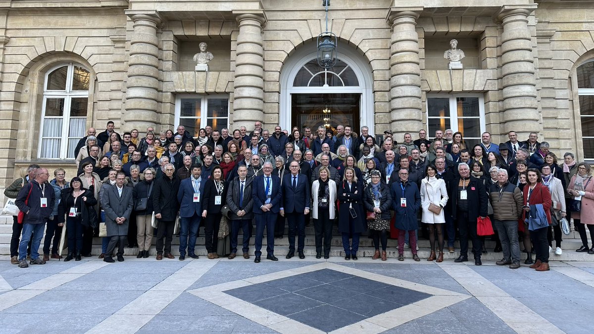 Alain Cadec (@alaincadec) on Twitter photo Particulièrement heureux d’accueillir au <a href="/Senat/">Sénat</a> une délégation d’#elus des <a href="/cotesdarmor22/">cotesdarmor</a> avec mes collègues <a href="/LeHouerouA/">Annie LE HOUEROU</a> et <a href="/LahellecG/">Gérard Lahellec</a>
L’occasion de rappeler que le Chambre Haute est la Chambre des Élus Locaux et que nous sommes là pour les représenter !! #CongresdesMaires Particulièrement heureux d’accueillir au <a href="/Senat/">Sénat</a> une délégation d’#elus des <a href="/cotesdarmor22/">cotesdarmor</a> avec mes collègues <a href="/LeHouerouA/">Annie LE HOUEROU</a> et <a href="/LahellecG/">Gérard Lahellec</a>
L’occasion de rappeler que le Chambre Haute est la Chambre des Élus Locaux et que nous sommes là pour les représenter !! #CongresdesMaires