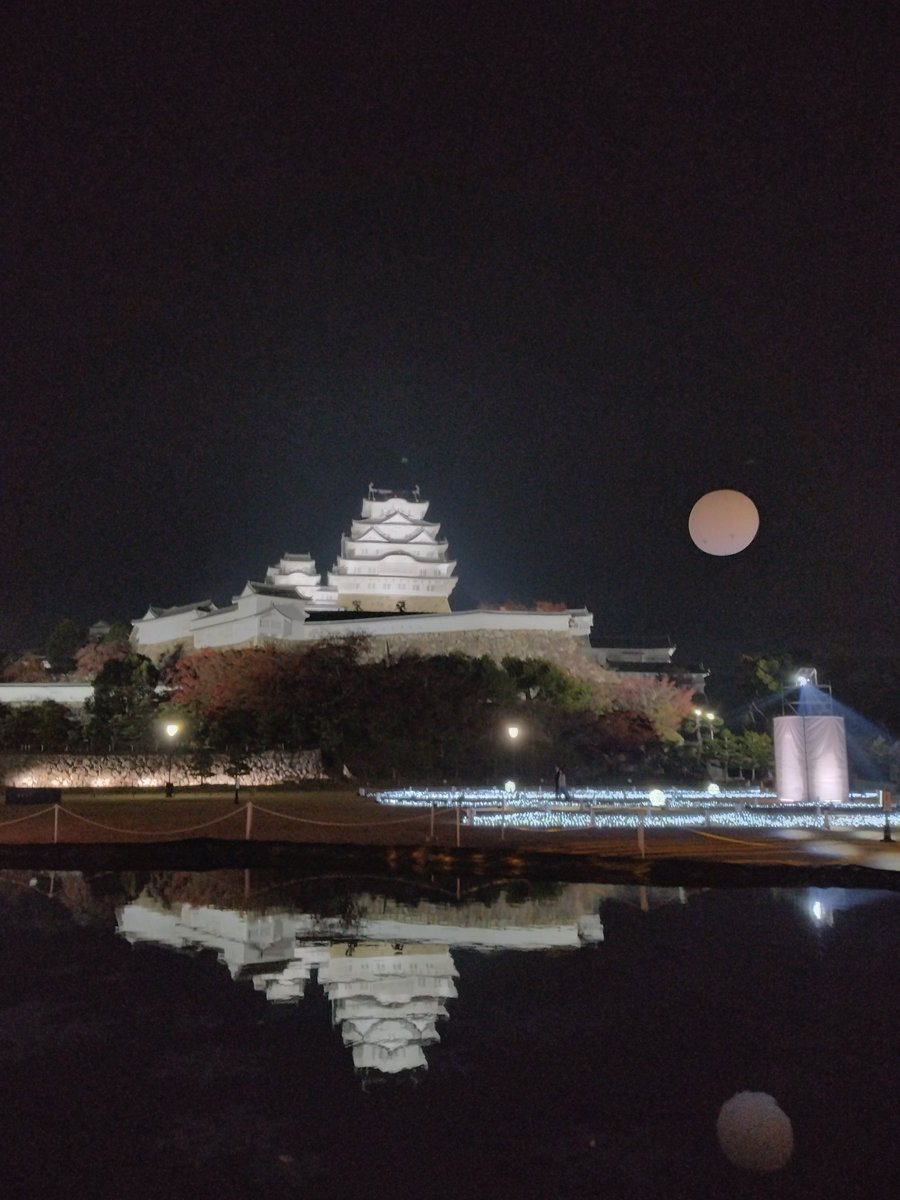 Isecity's tweet photo. 兵庫県姫路市　姫路イルミネーションと姫路城。
＃鏡花水月　
＃姫路城世界遺産登録30周年記念 https://t.co/wl3z1EZJ0R