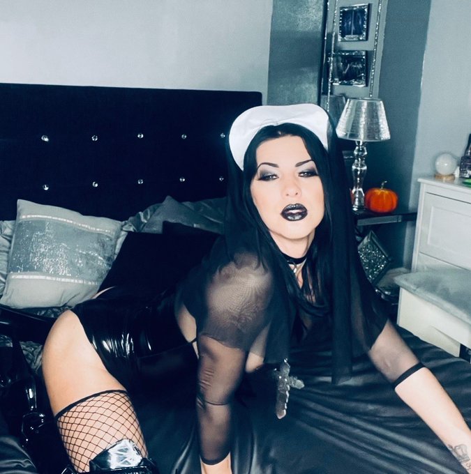 This was a great costume 🖤💋🖤 https://t.co/4RAStDGp0Z 💋 https://t.co/Com5h3GsD5