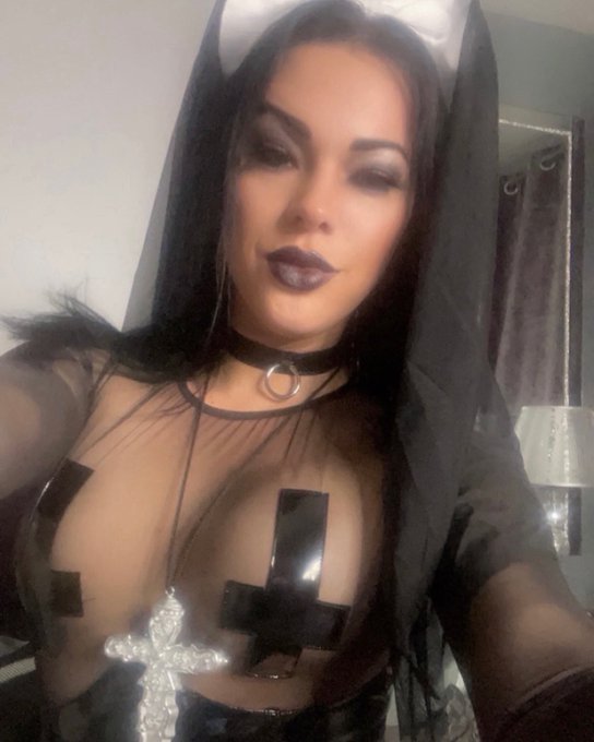 This was a great costume 🖤💋🖤 https://t.co/4RAStDGp0Z 💋 https://t.co/Com5h3GsD5