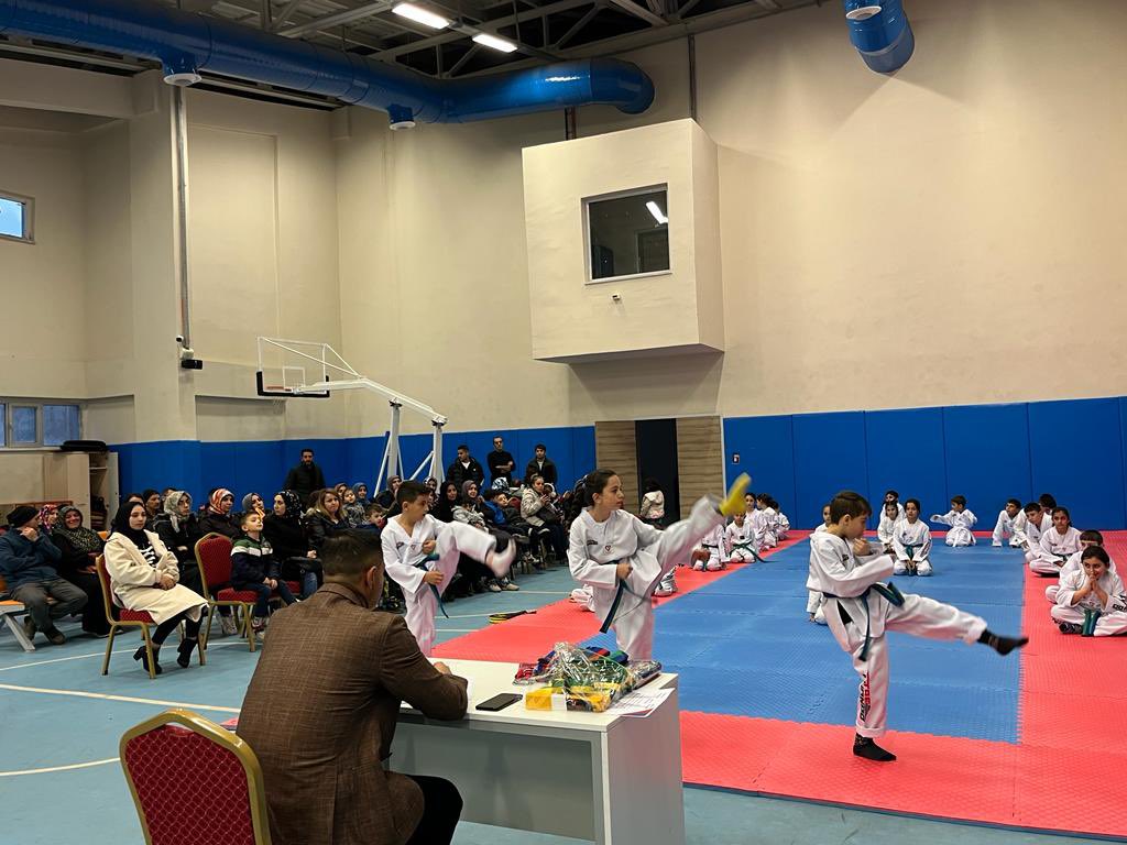 UZUNDERE GENÇLİK MERKEZİ TAEKWONDO KURSU ÖĞRENCİLERİMİZiN KEMER TERFİ SINAVI

#GSBGM 
#UzundereGM