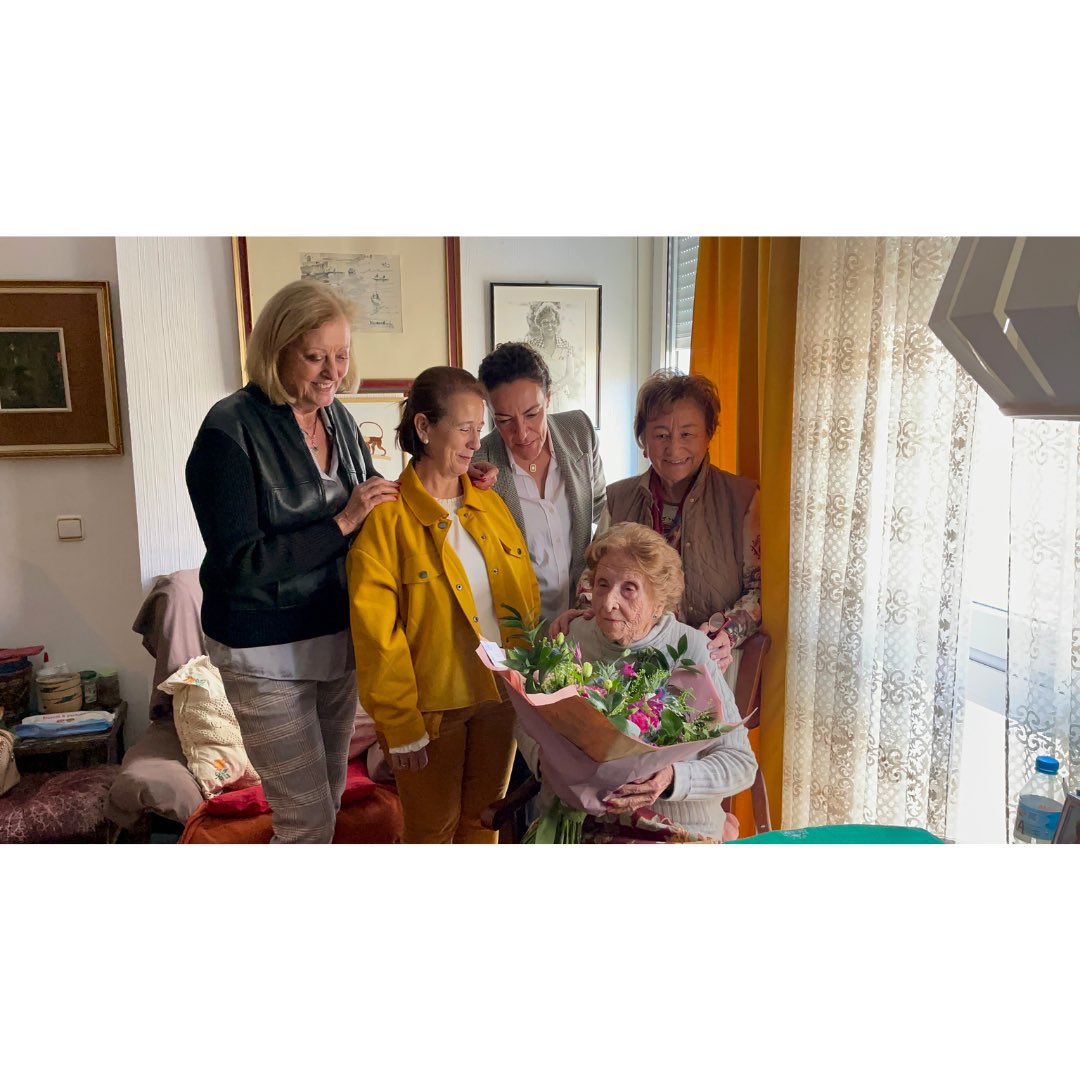 Hoy hemos querido estar presentes en el 100 cumpleaños de Quinita Bosch Salinas. Gran mujer, inquieta y brillante que ha realizado importantes proyectos alrededor del mundo, siendo fundadora de las ong’s Nueva Fraternidad y AFA Alicante, una maravillosa trayectoria.😘