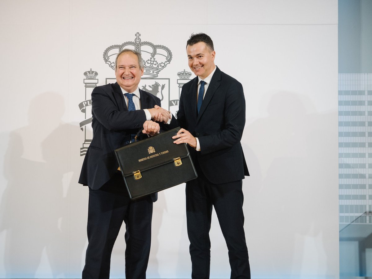 jordihereub's tweet photo. Ayer fue un día lleno de emociones. Solo tengo palabras de agradecimiento para @sanchezcastejon por su confianza. 

Asumo la cartera de @mincoturgob con la más alta vocación de servicio público, y agradezco a mi predecesor @hectorgomezh su esfuerzo y dedicación. Comencem. https://t.co/Sv3ZXCgyii