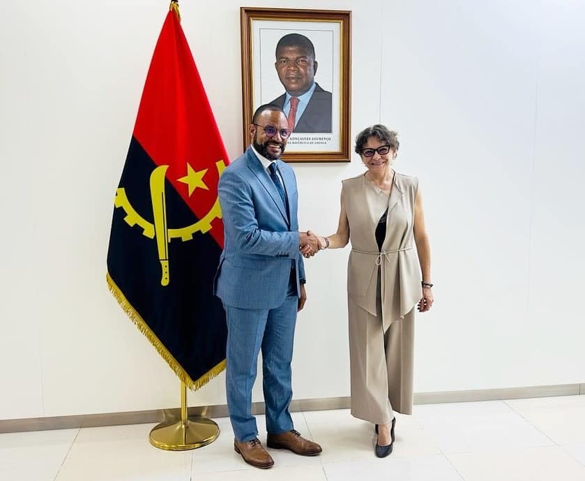 Recebi em audiência nesta Segunda-feira (20), a Embaixadora de França em Angola, Dra. Sophie Aubert.

O encontro serviu para que a nova Embaixadora de França acreditada em Angola tomasse contacto mais próximo com a perspectiva de desenvolvimento.