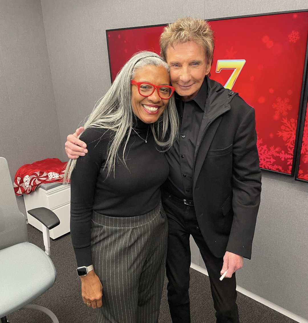 1067Litefm's tweet photo. Our @HelenRLittle  sat down with the legendary @barrymanilow to chat all things Christmas 💚🎄❤️

Watch the full interview: https://t.co/pDgA9U8tCy

#1067LiteFMChristmas #LiteFMChristmas https://t.co/sNwpQ4upy5
