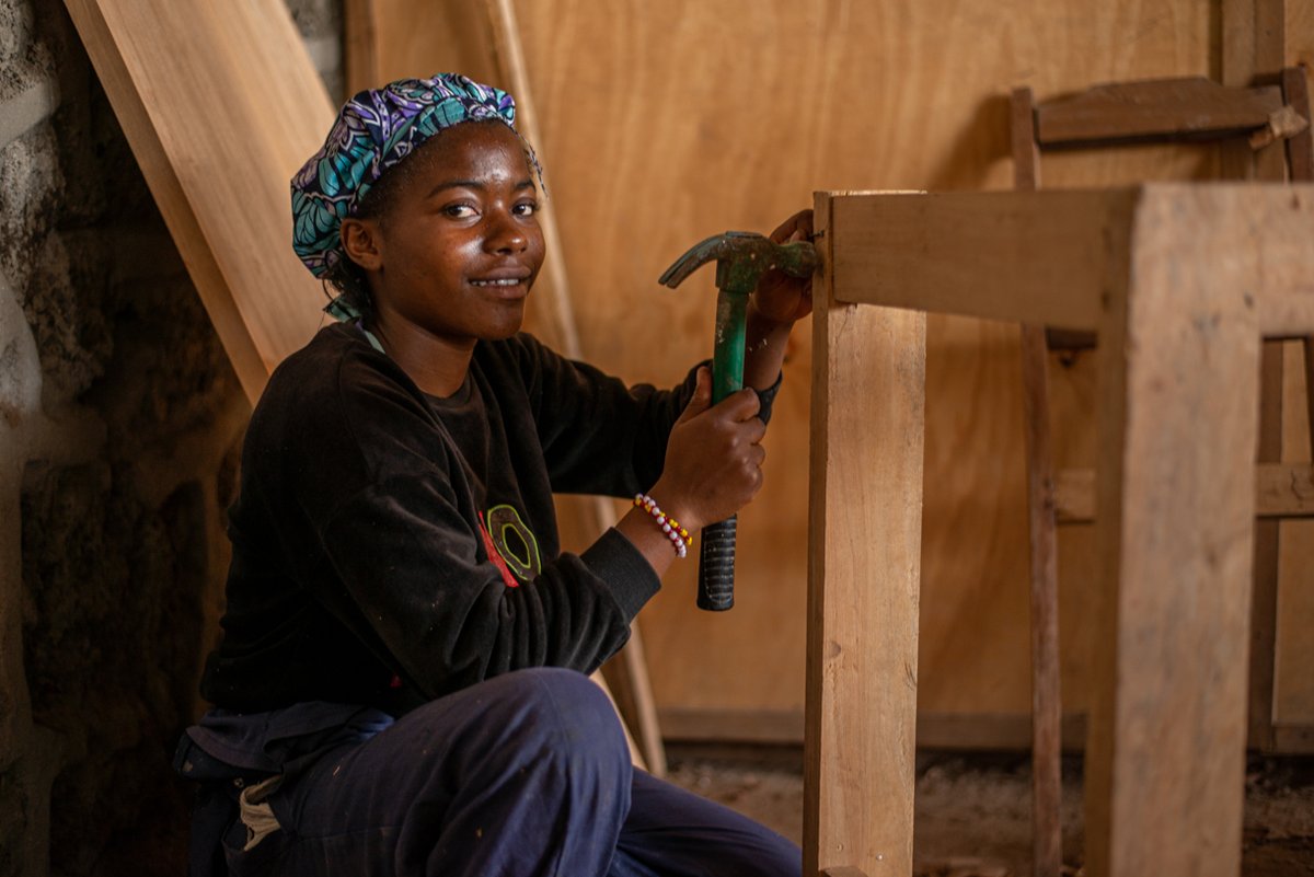 aprojed's tweet photo. Nos jeunes apprentis dans le domaine de la menuiserie continuent leur épreuve du jury pratique, avant l'étape théorique qui marquera la fin de leur encadrement au centre d'apprentissage professionnel CAP-@aprojed
une réussite grâce à @sosenfants 
#YouthEmpowerment #espoir https://t.co/l14Wp5aIgC