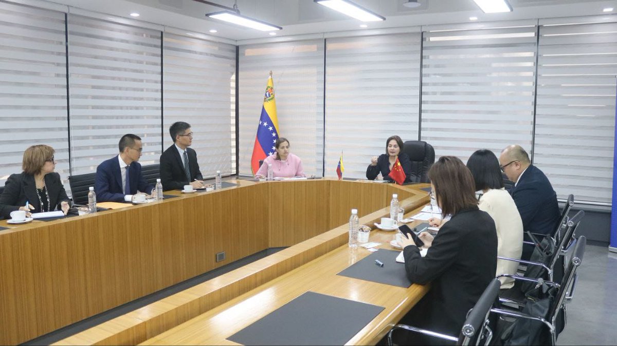 Gabrielasjr's tweet photo. La Agenda de cooperación entre la República Popular China y Venezuela atiende múltiples puntos de interés 🇨🇳🇻🇪

Por instrucciones del Presidente @NicolasMaduro revisamos los avances en la cooperación con la empresa Meheco y el Ministerio del Poder Popular de Salud @MagaGutierrezV con muy buenas noticias para el sistema de salud pública.

La Relación de China y Venezuela es una asociación estratégica a toda prueba y todo tiempo.

#JuntosPorCadaLatido
#CienciaParaLaVida