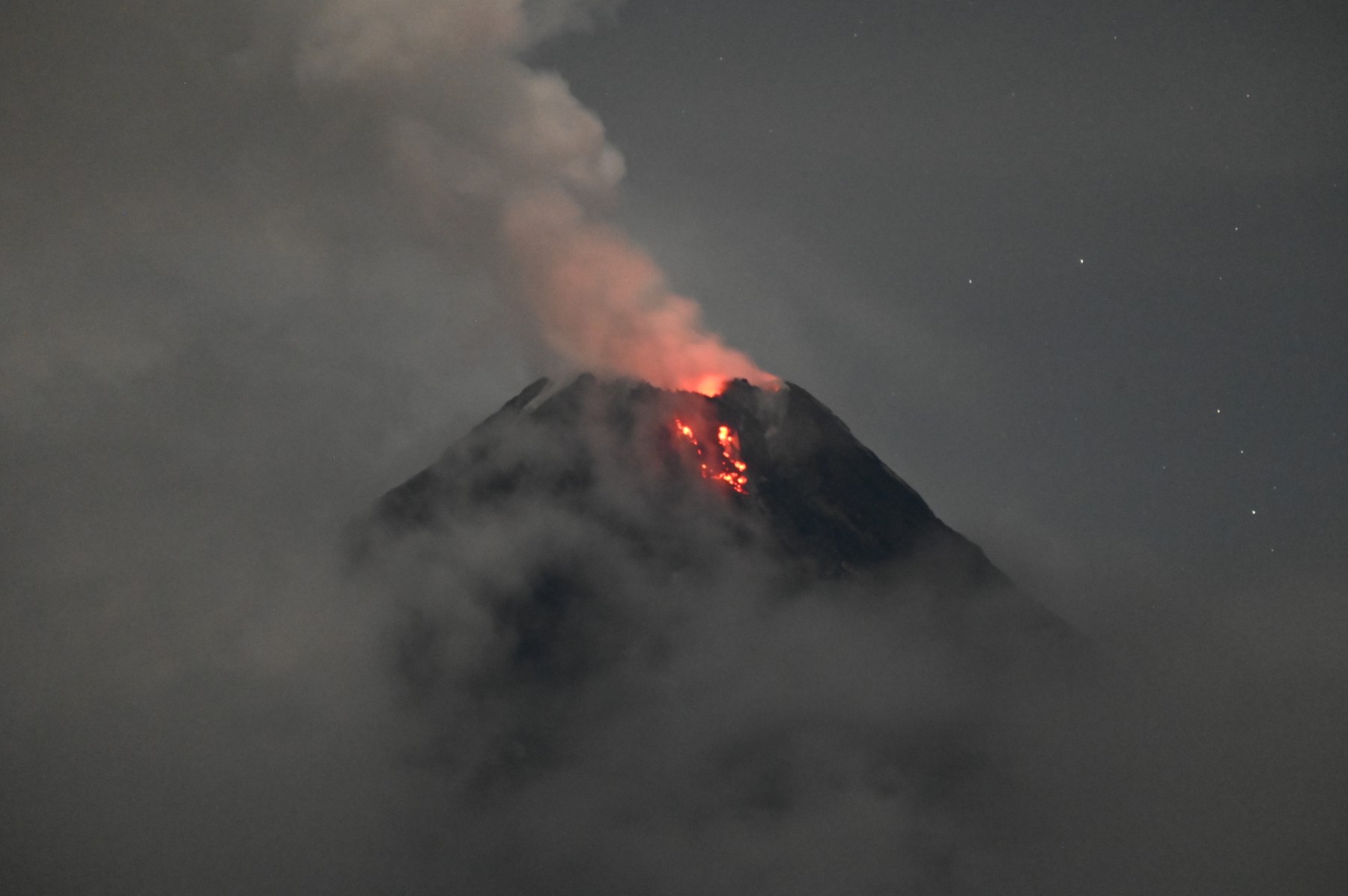 PHIVOLCS-DOST on X: LOOK: Weakening effusive activity produces a short  incandescent lava flow from the summit crater of Mayon Volcano. Photo taken  at 7:30 PM tonight, 22 November 2023, using Nikon D780 (