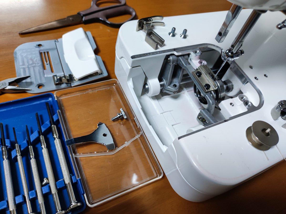 kanehei_farm's tweet image. シャインマスカット苗用の
不織布ポット作り。

ミシンの内釜に糸が絡まって
モーターが完全に停止。

初めて中を空けてみたけど、
思っていたよりシンプルな構造。

#ミシン #JUKI #TL30