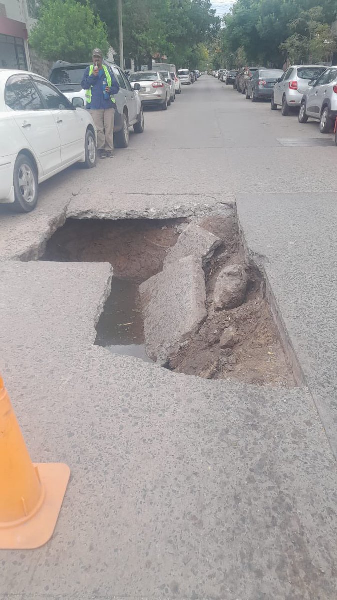 - viste que Milei le quiere cortar la obra publica a las provincias? Va a ser un desastre 🤬

La unica calle asfaltada de Chaco: