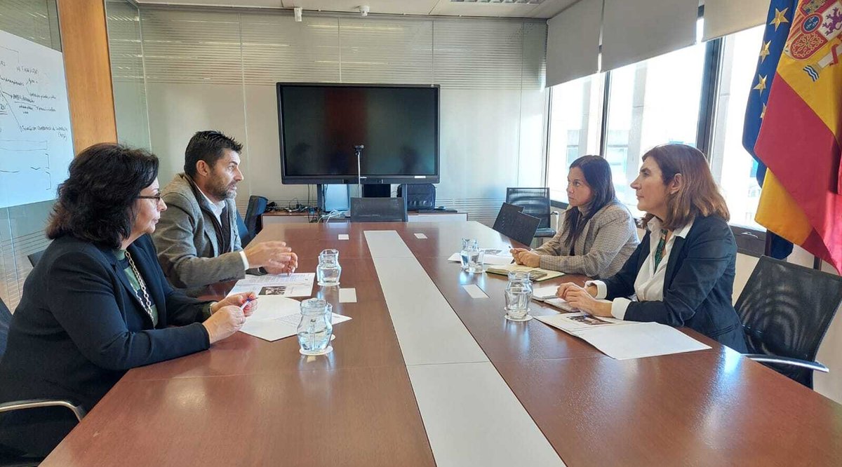 EmpleoJunta's tweet photo. Reunión de la consejera de #EmpleoAND, Rocío Blanco, con representantes de @upta_es, junto a la Directora General de Trabajo Autónomo, Susana Romero.
✅ Provechoso encuentro para avanzar en líneas de apoyo a los trabajadores autónomos en Andalucía. https://t.co/E2kZeyNk9i