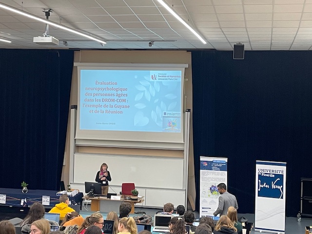 Anne-Marie Ergis présente maintenant ses travaux sur l'évaluation neuropsychologique de la personne âgée dans les DROM-COM