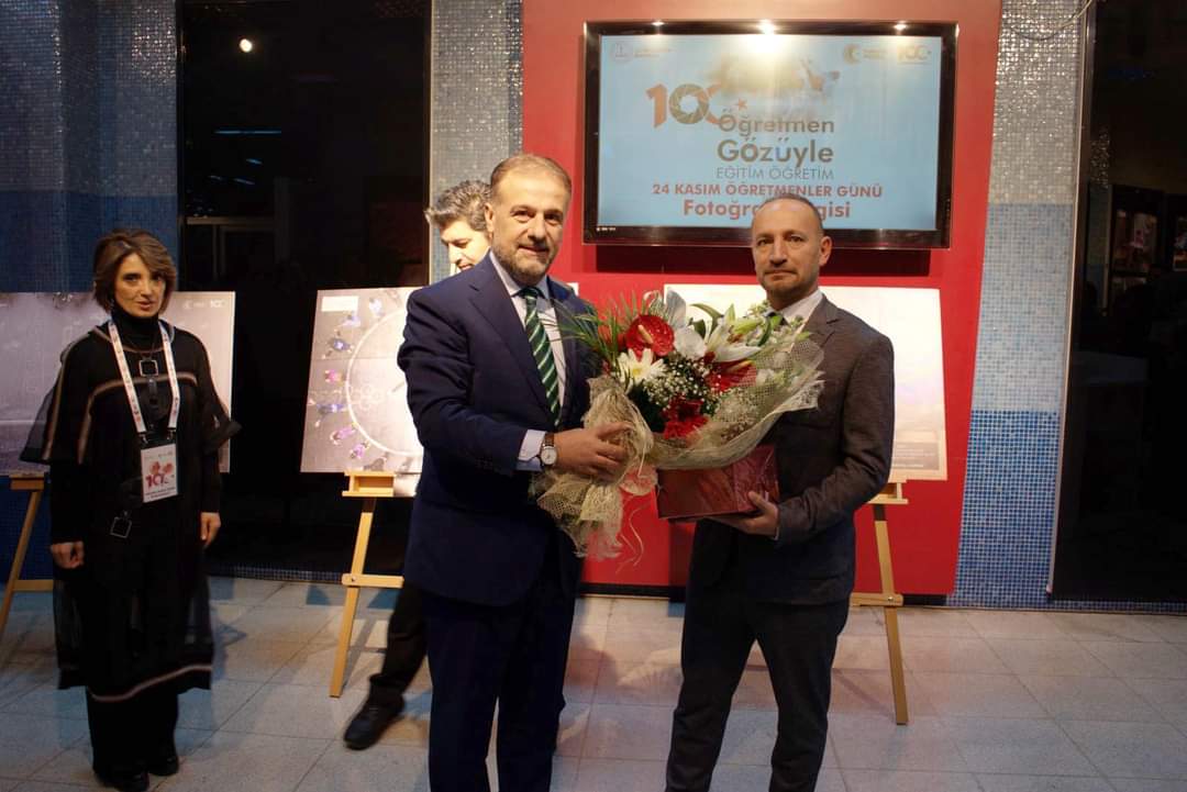 24 Kasım Öğretmenler Günü Programı kapsamında, Bakanlığımızca düzenlenen “Öğretmen Gözüyle Eğitim-Öğretim” temalı fotoğraf sergimizin açılışını gerçekleştirdik. Birbirinden güzel fotoğraflar için emeği geçen öğretmenlerimize teşekkür ederiz.
Sergimiz Kızılay metrosunda...