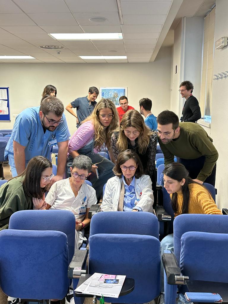 Elsevier_Es's tweet photo. 🔸Siguiendo con la fase práctica antes de la gran final de #EscapeDXMadrid, esta mañana le tocó hacer el reto al #HospitalClinicoSanCarlos, que desde primera hora de la mañana aceptaron el reto de solucionar un caso clínico con #STATdx #ExpertPath e #ImmunoQuery y lograr escapar. https://t.co/ofNU8rNDTJ