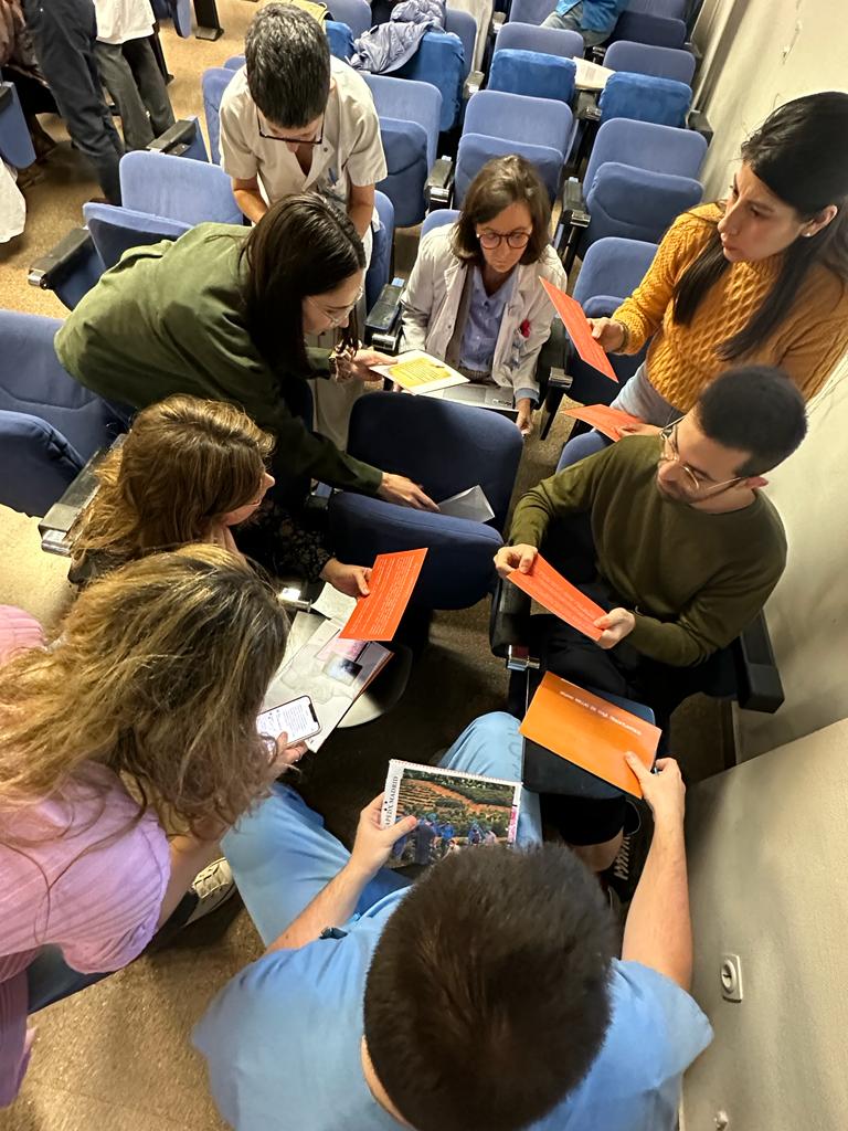 Elsevier_Es's tweet photo. 🔸Siguiendo con la fase práctica antes de la gran final de #EscapeDXMadrid, esta mañana le tocó hacer el reto al #HospitalClinicoSanCarlos, que desde primera hora de la mañana aceptaron el reto de solucionar un caso clínico con #STATdx #ExpertPath e #ImmunoQuery y lograr escapar. https://t.co/ofNU8rNDTJ