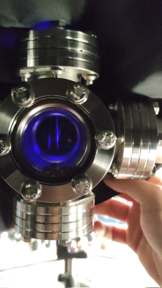 Beautiful 423 nm laser beam going through calcium atoms from an oven, fluorescing pretty strongly 🎉🤩