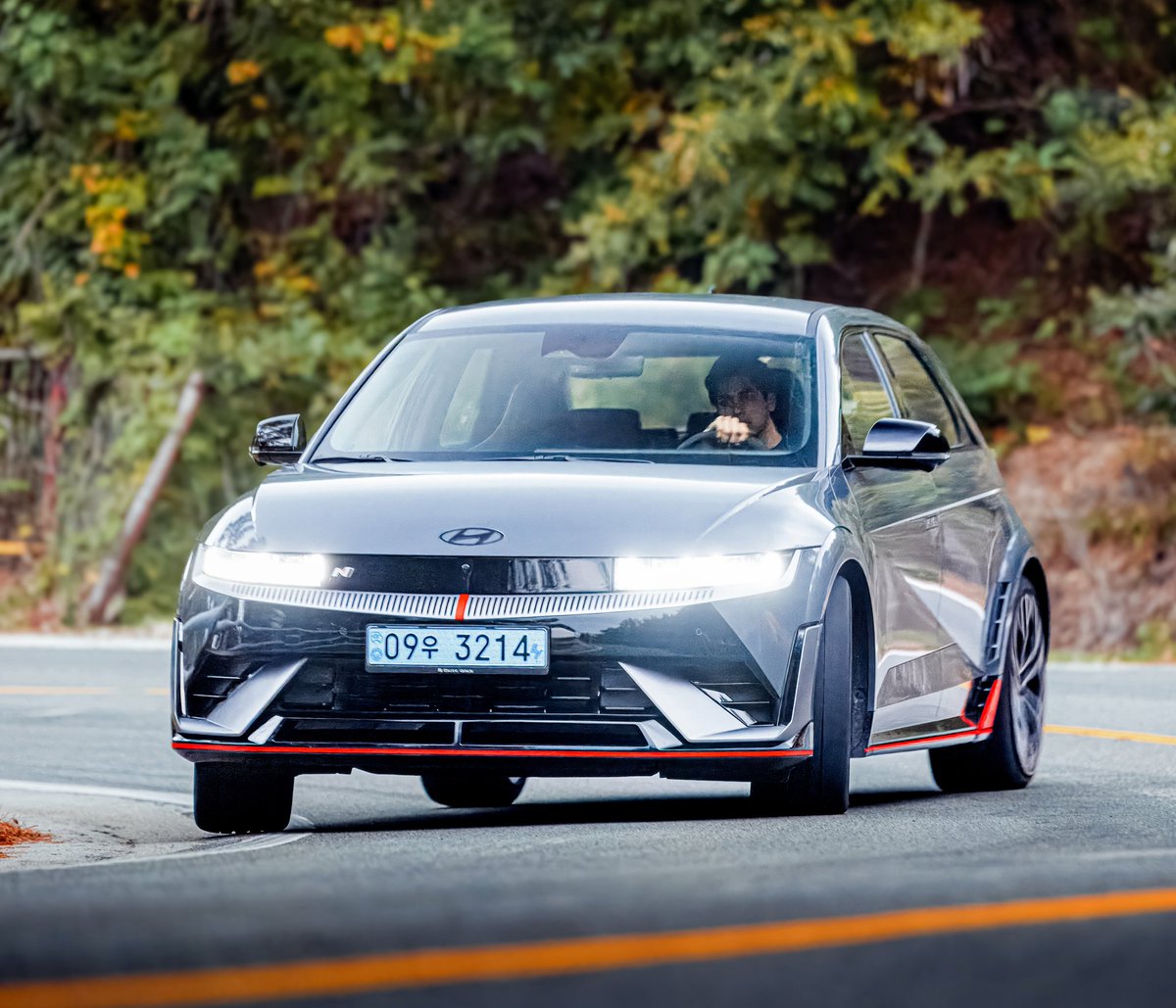ashrafoncars's tweet photo. So much to get your head around with the Ioniq 5 N, but it's worth putting in the effort - I've never had more fun in an EV. Review here👇🏼
https://t.co/5emIZ2KoyY https://t.co/i7BG5inV16