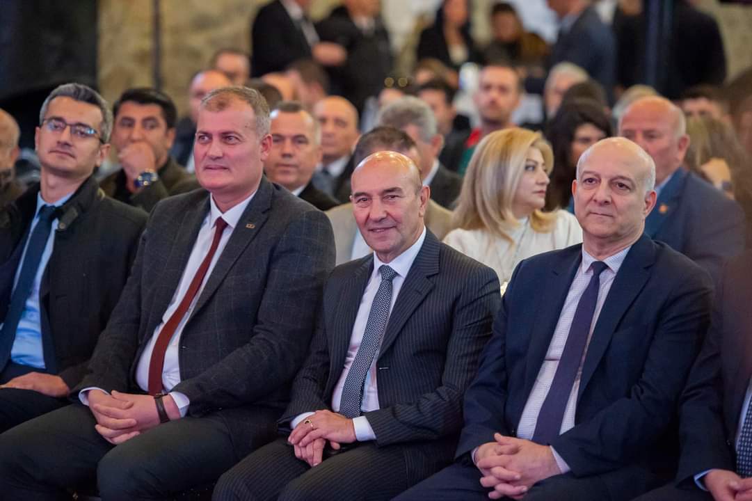 SenkiRemzi's tweet photo. Bugün bizim için özel bir gün!
Gururluyuz, mutluyuz. Seçim öncesi hedeflerimiz arasında yer alan projelerden birisini daha gerçekleştirmenin mutluluğunu yaşıyoruz.
📌 GES Projemiz şehrimize hayırlı olsun☀️❤️⚡️🏟️

🌿
Tire Gazi Mustafa Kemal Atatürk std
@S_AtakanDuran https://t.co/gikUGEAYxJ