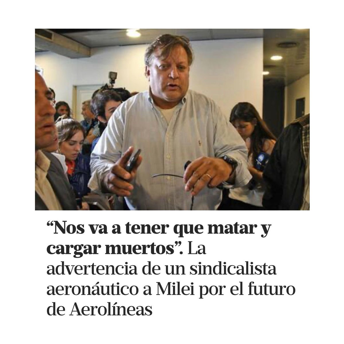 BASTA DE MAFIAS SINDICALES 
Las mafias sindicales estuvieron cuatro años en silencio y son cómplices del peor gobierno de la historia. No les importa la democracia, no les importan los argentinos. Y ahora se sacaron todas las caretas: solo les preocupa no perder sus privilegios,