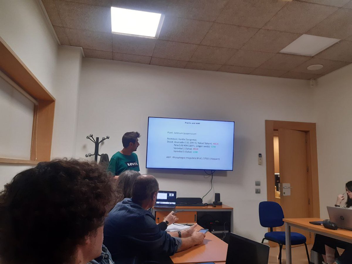 pibgroupIR's tweet photo. Group meeting of Plan Nacional #MIRtoPEST in experimental site of @Cajamar #Almeria 🍅🕷️🌿🦠

Joining people from @UJIuniversitat @UV_EG @EEZCSIC 

Improving knowledge in #plantdefense #plantimmunity #plantscience #biochemistry https://t.co/MuyITHYVDI