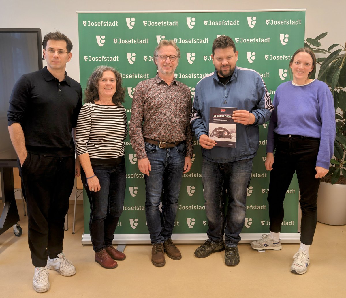 Gutes Meeting mit der Bezirksvorstehung in Wien-Josefstadt, die unsere nächste große Sammelaktion für Geflüchtete auf der Balkanroute in Wien am 17. Dezember unterstützen wird.
Danke an Bezirkvorsteher <a href="/martin_fabisch/">Martin Fabisch</a>, Sarah, Emir, Anita für ihre Solidarität und ihr Interesse.