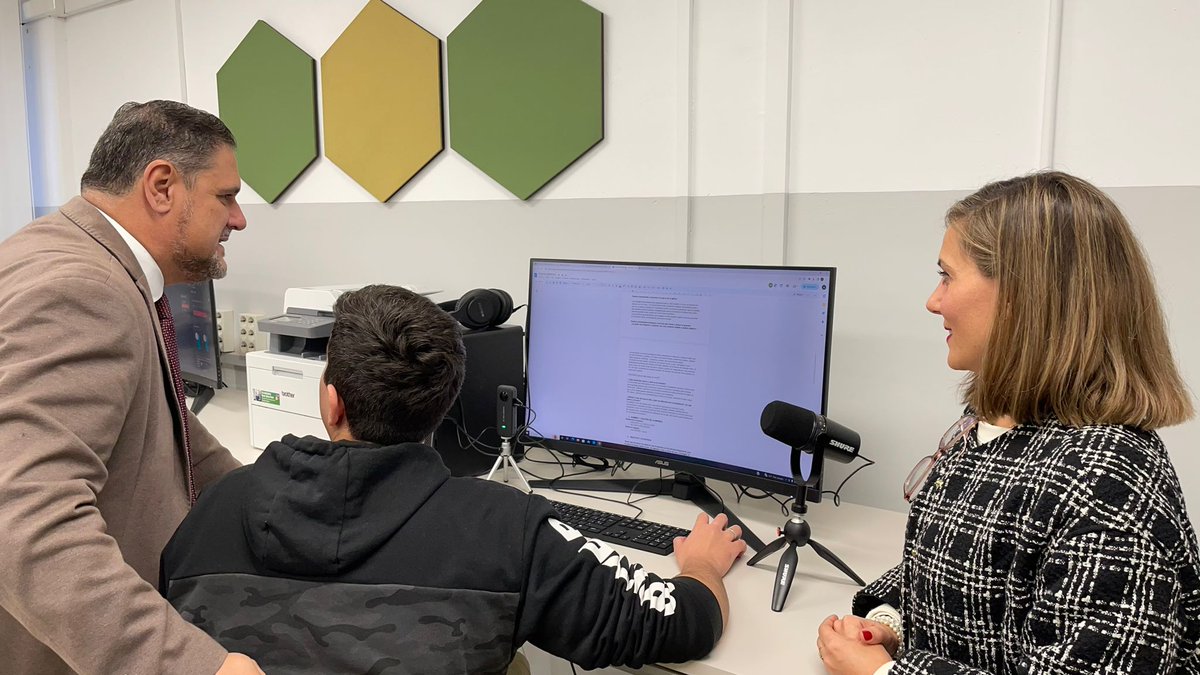 Inauguramos nuestra aula de tecnología aplicada con el Delegado de Desarrollo Educativo y Formación Profesional, D°  Francisco Alonso. Gracias a la profesora <a href="/mercehidmon/">@mercehidmon</a> y a nuestro vicedirector Salvador Alonso por hacer realidad este proyecto. @educaand @almeriajunt @DGTaTEd