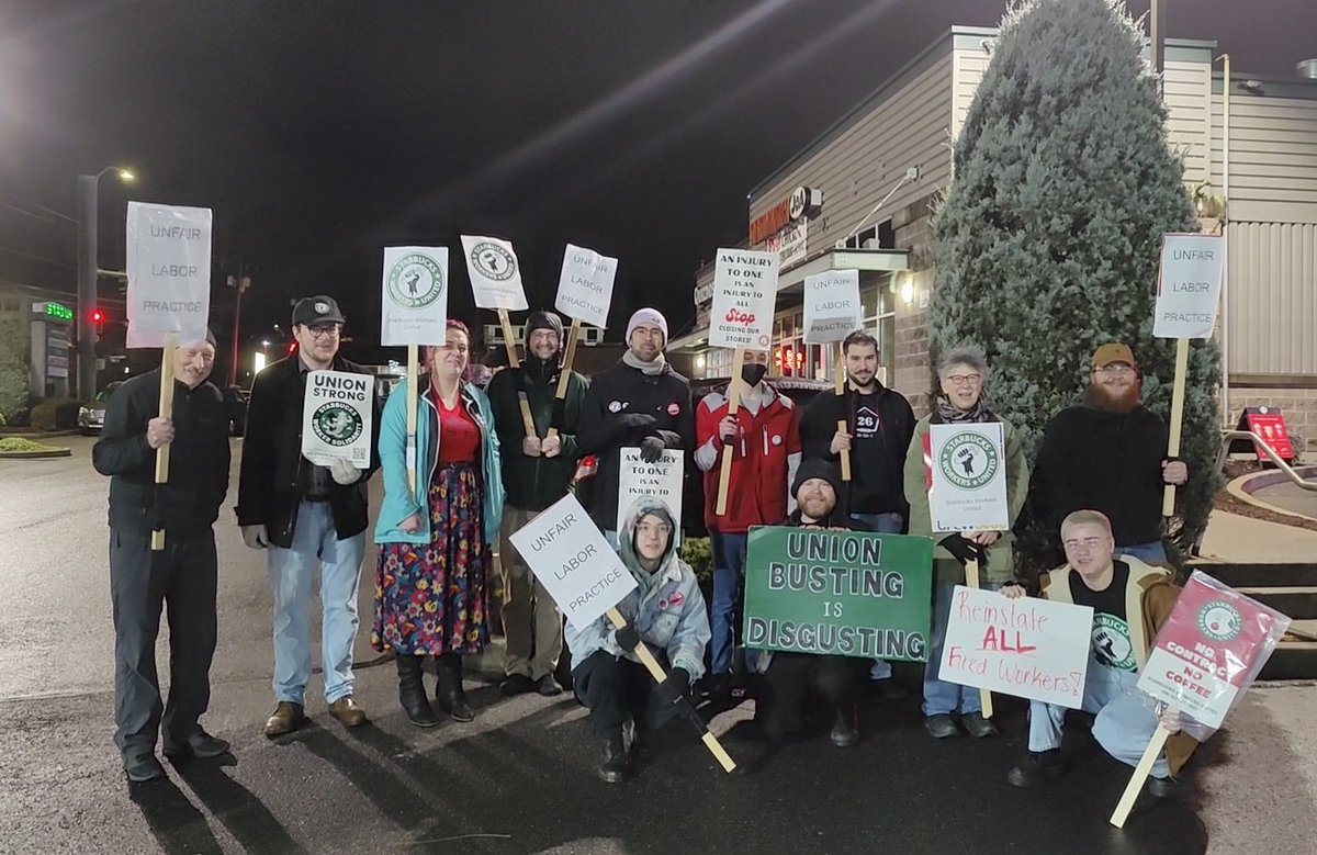 VentiSolidarity's tweet image. 📢 We're up early in Everett protesting @Starbucks firing @SBWorkersUnited union leader Tom Bosserman for helping organize the recent historic Red Cup Rebellion strike ‼️

✏️Sign the #NoCoffeeNoContract pledge to support and hear more about future actions  crm.broadstripes.com/ctf/SJID0H