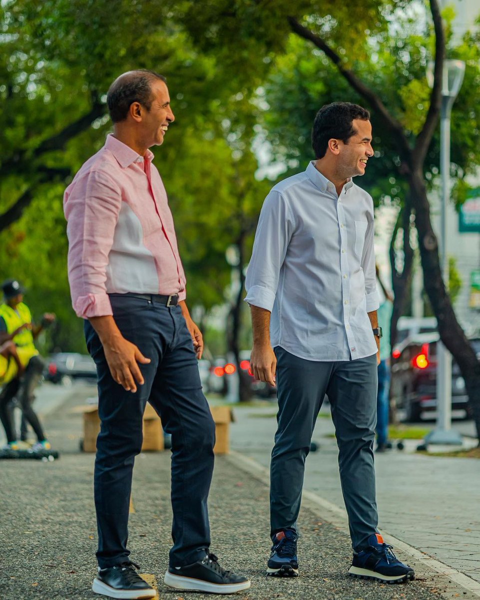 Duele, duele mucho ver estas 2 personas trillando juntos el camino del triunfo, duele ver q Domingo Contreras será sin lugar a dudas el mejor Alcalde q tendrá la ciudad y q Omar será lo mejor y más fresco q irá al Senado. ¡Con Dios a ganar! y al gobierno q beba postán #SeVan 🙏🙏