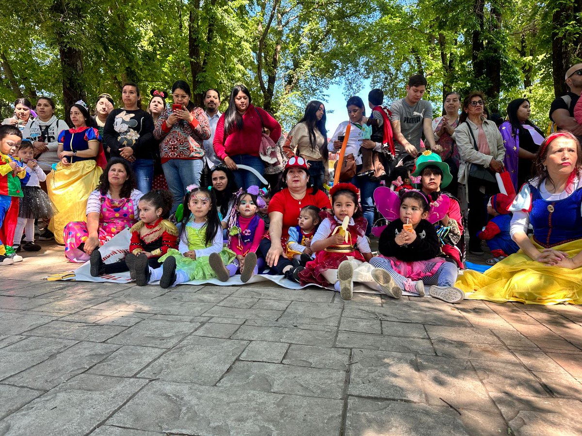 En #ChillánViejo celebramos el #DíaDeLaEducaciónParvularia con una actividad cultural junto a niñas y niños de jardines infantiles y escuelas💚. Gracias a los equipos educativos por el trabajo que hacen cada día, situando a las infancias como protagonistas y ciudadanos activos ✨