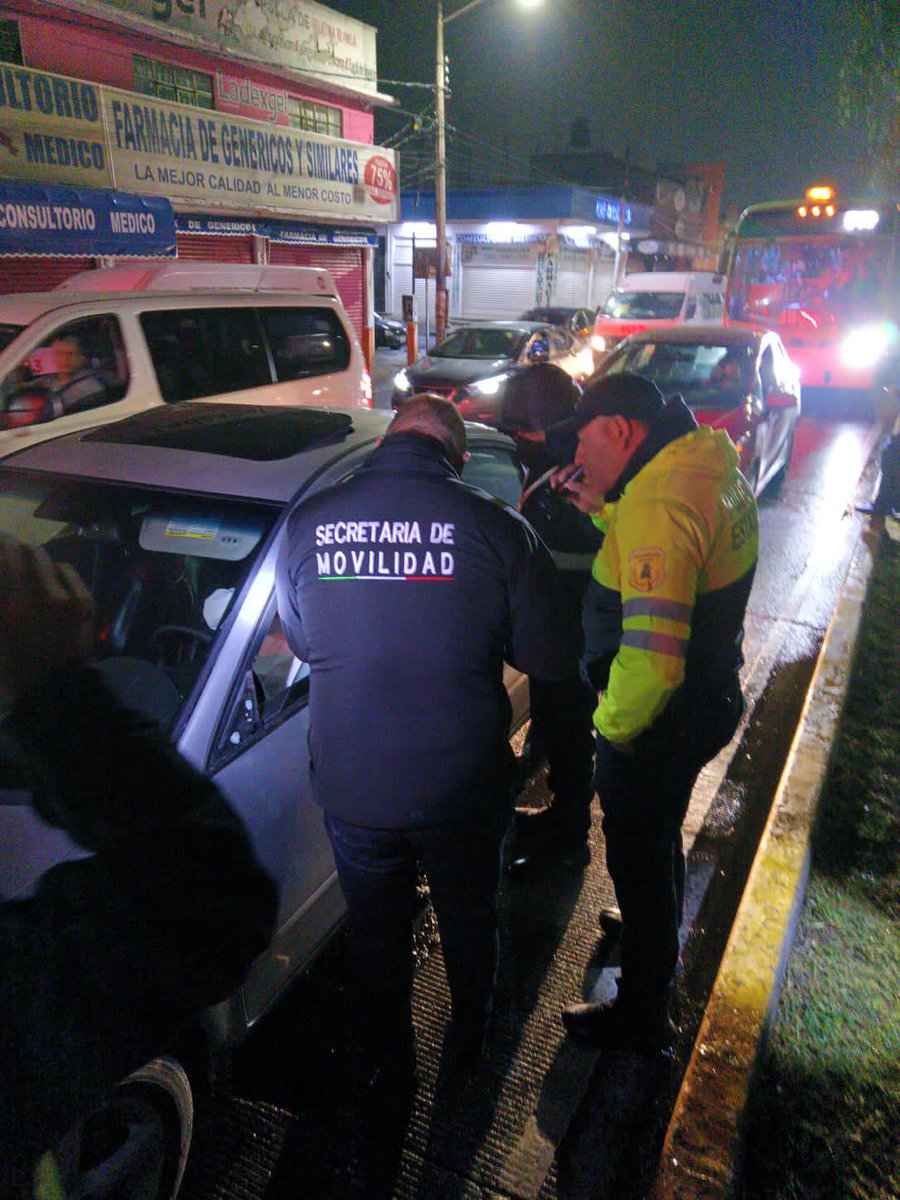 SEMOV_Edomex's tweet photo. Continuando con los trabajos coordinados con la @SS_Edomex, llevamos a cabo operativos para evitar que particulares y transporte público invadan el carril confinado exclusivo del #Mexibús. #ElPoderDeServir https://t.co/265zZ61bYv