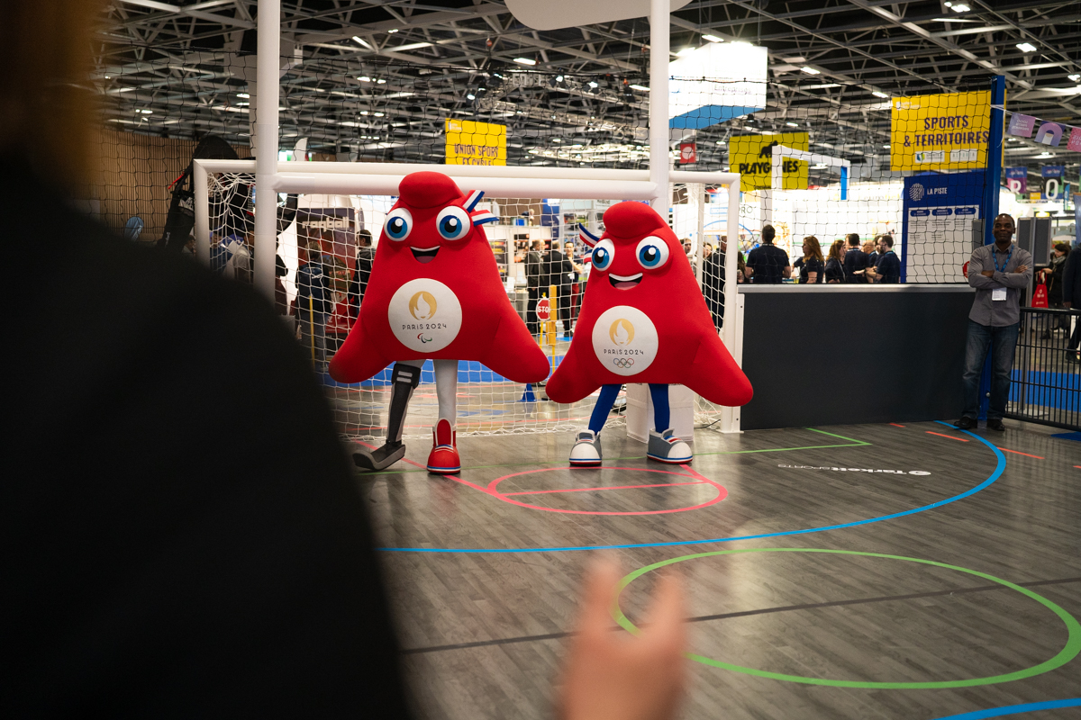 salondes_sports's tweet photo. Mettez du sport dans votre journée ! 🏃

Chaque matin, les Phryges de @Paris2024 vous mettent en jambe avec un échauffement sportif sur le Terrain multisport 🏀

Rendez-vous demain de 9h20 à 9h40 pour tous les exposants et visiteurs du Salon des Sports et du @salondesmaires  ! https://t.co/jOhmpedqbn