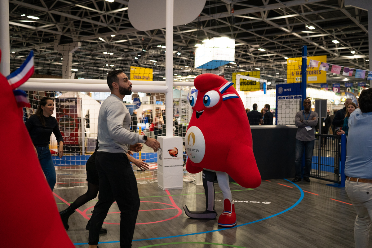 salondes_sports's tweet photo. Mettez du sport dans votre journée ! 🏃

Chaque matin, les Phryges de @Paris2024 vous mettent en jambe avec un échauffement sportif sur le Terrain multisport 🏀

Rendez-vous demain de 9h20 à 9h40 pour tous les exposants et visiteurs du Salon des Sports et du @salondesmaires  ! https://t.co/jOhmpedqbn