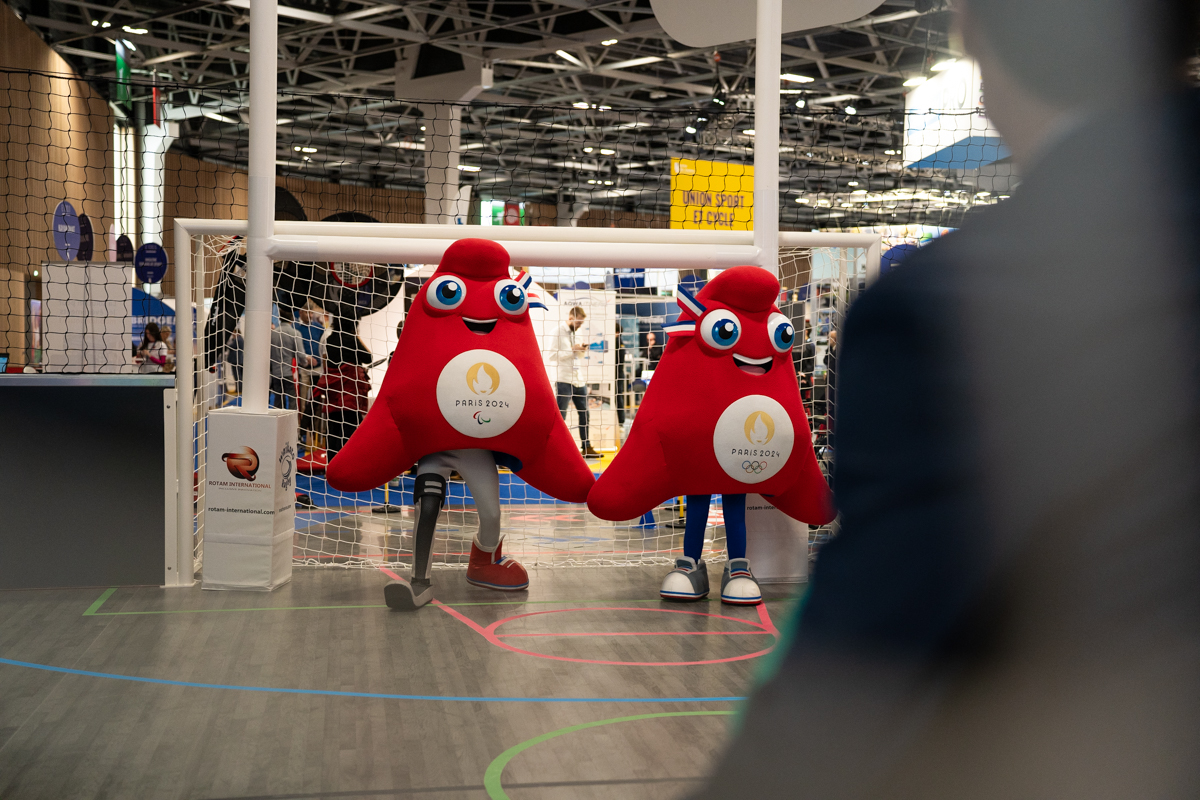salondes_sports's tweet photo. Mettez du sport dans votre journée ! 🏃

Chaque matin, les Phryges de @Paris2024 vous mettent en jambe avec un échauffement sportif sur le Terrain multisport 🏀

Rendez-vous demain de 9h20 à 9h40 pour tous les exposants et visiteurs du Salon des Sports et du @salondesmaires  ! https://t.co/jOhmpedqbn
