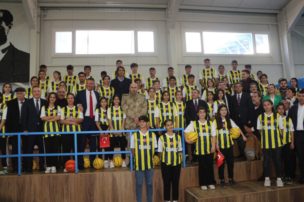 Değerli dostum, iş insanı Sadettin Saran Şırnak'ta düzenlediğimiz #CudiCup'tan Şırnak'a bir spor salonu sözüyle ayrılmıştı. Bir yıl sonra bugün Şırnaklı gençler Sn. Saran'ın girişimleriyle bir spor salonuna sahip oldu. Bu kıymetli spor yatırımı için Sn. Saran'a teşekkür ederim.