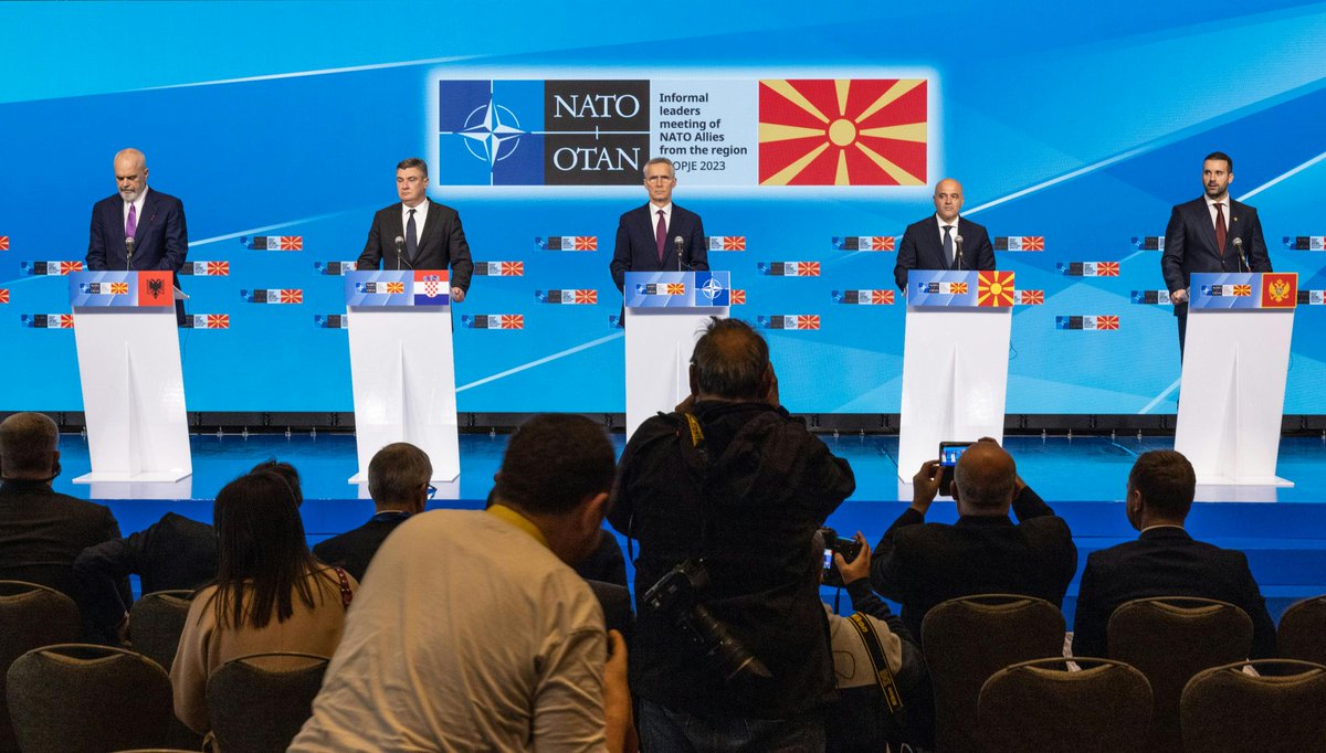 SG @jensstoltenberg met regional Allied leaders in Skopje. They discussed #NATO deterrence & defence, geostrategic competition, continued support to #Ukraine & the situation in the region. The meeting marked the end of his visit to the Western Balkans ➡️bit.ly/3QTIi0q